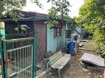 Zahrádka s chatou a udírnou v Srbicích u Teplic