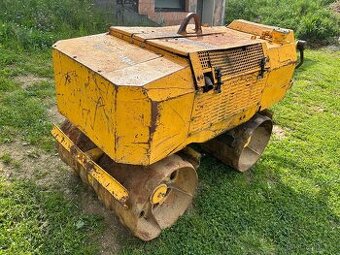 Příkopový vibrační válec