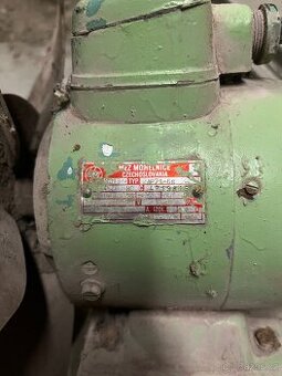 Elektromotor MEZ Mohelnice 3AP71-6S s vrtulí