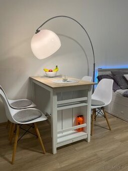 Velká stojací  lampa + 4 ks židle