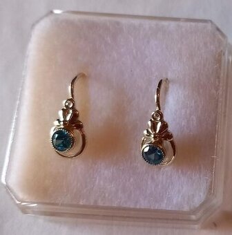 Zlaté náušnice s modrými kamínky pro holčičku