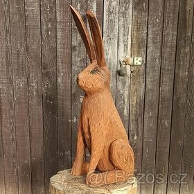 Dekorace svícen zajíc motorovou pilou