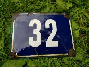 Smaltovaná cedulka s číslem 32