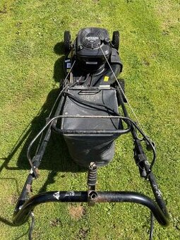 BENZÍNOVÁ SEKAČKA S POJEZDEM