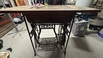 Šlapací šicí stroj Heros