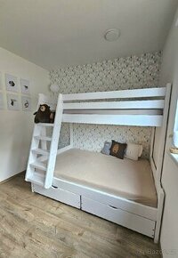 Patrová rozšířená postel z masivu