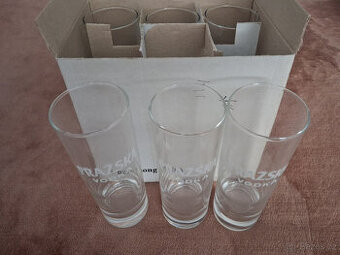 Sklenice Pražská vodka.