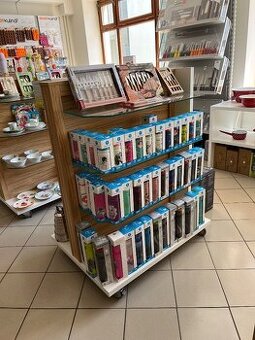 Dřevěný prodejní regál na kolečkách