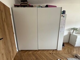 Šatní skříň s posuvnými dveřmi