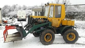 Kloubový lesní traktor s čelním nakladačem
