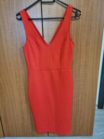 Červené šaty s výstřihem - 36