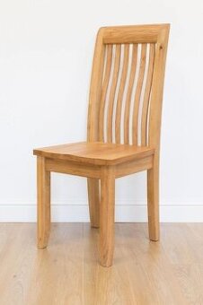 Dubová židle tvarová