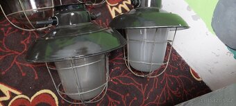 Tovární industriální lampy