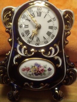 Krásné značkové hodiny z porcelánu
