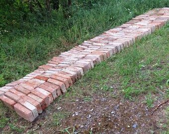 NABOURANÉ A NAČIŠTĔNÉ CIHLY