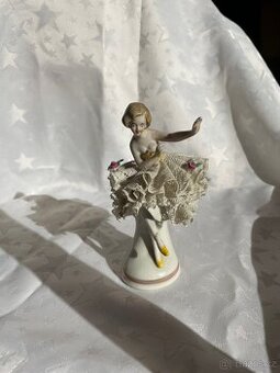 Porcelánová soška baletky s krajkovou sukní