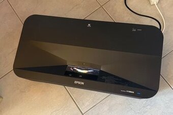 Epson EH-LS800B – ultrakrátkoohniskový projektor