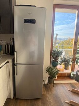 ZAMLUVENO: Lednice s mrazakem Whirlpool