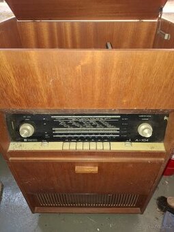 Staré rádio s gramofonem