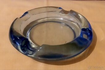 Starý skleněný popelník