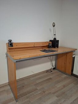 Kancelářský stůl masiv