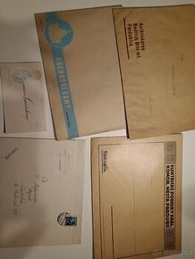 Dopisy, obálky s logy firem a další