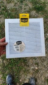 Větrací mřížka se síťovinou na fasádu 250x250