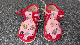 Nové dívčí bačkorky, vel. 18