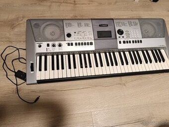 Yamaha PSR E413