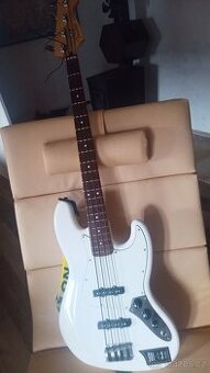 Originál Fender Jazz Bass Player Series Polar, pěkně zahraná
