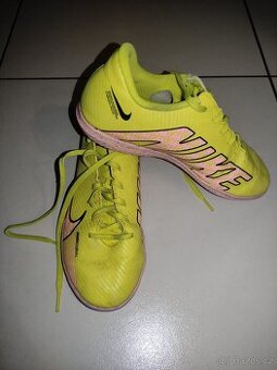 prodám dětské boty-sálovky Nike-vel.37,5. Cena 100kč