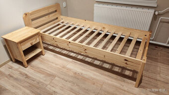 Postel s nočním stolkem z masivu