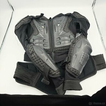 Vesta FOX s chrániči a oddělitelným páteřním chráničem