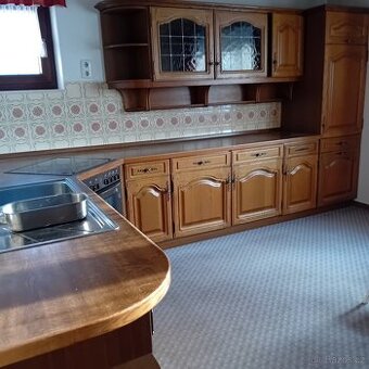 Rustikální kuchyňská linka se spotřebiči