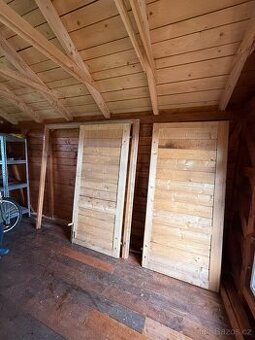 Drevená palubková vrata a dveře