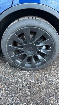 Tesla Y  20" kola s pneu 255/40 R20