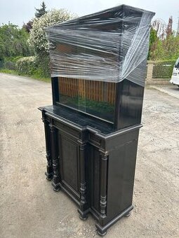 Starý kredenc vitrína