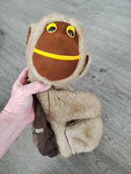 Starý baťůžek - plyšová opice