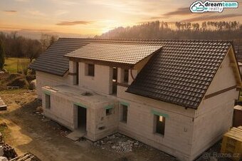 Novostavba RD se 3 nájemními byty | Výnos 60–72 tis. Kč/měs.