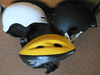 Helmy, kolozámky, lyž.hole, nůž, činka, pán.bunda a další