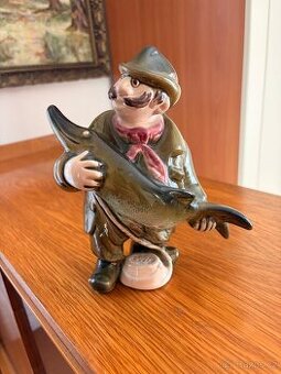 Keramická soška rybáře