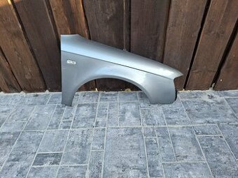 Blatník Audi A4 B7 šedá barva stav velmi pěkný