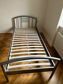Kovová postel