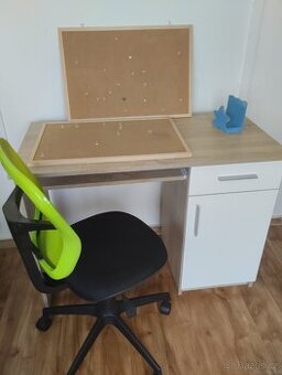 Psací stůl, židle, nástěnka