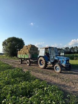 Malé válcové balíky sena