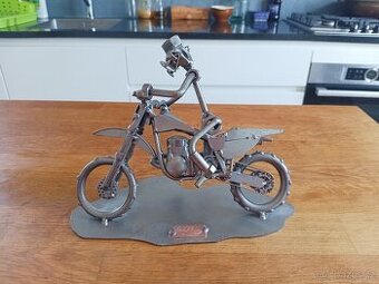 KOVOVÝ MODEL MOTOKROSOVÉHO JEZDCE NA MOTORCE HINZ & KUNST