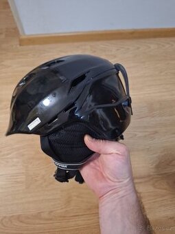 Dětská černá lyžařská helma Uvex S-L 55-59