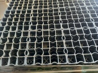 Plastová zatravňovací dlažba