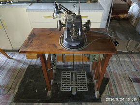 KOŽEŠNICKÝ ŠICÍ STROJ