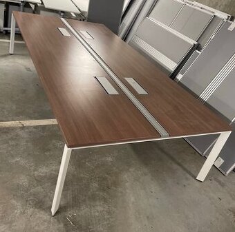 Zasedací stůl Steelcase